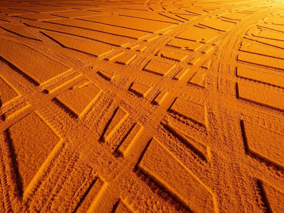 Tyre tracks in snow under a sodium lamp, Gåseberg, Sweden (illustrative demo image, not the contributor's own)